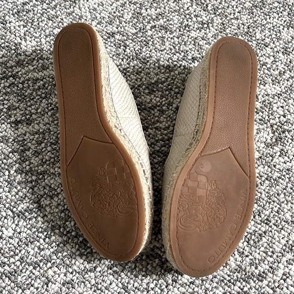 Like new Women’s Vince Camuto Size 7 Beige Faux Snake Skin Leather Flat Loafer - Picture 3 of 3